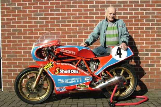 Tony_Rutter_et_sa_moto_Ducati_TT2