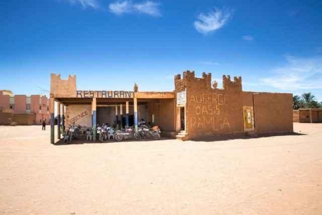 Scram-Africa-Götz-Göppert-The-Vintagent-oasis-768×512
